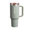 Vaso Stanley Tumbler Quencher ProTour 1.18L C/pico Sage Grey